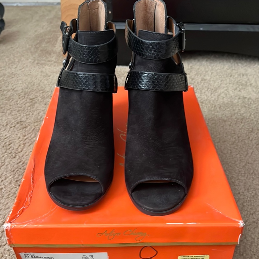 NEW Arturo Chiang open toe heels. Suede Material super comfortable!!